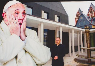 "Oh Gott", humorvolle Fotocollage (0,60 x 0,80 Meter), die bei einer Ausstellung von Valeska auf dem Münchner Flughafen zu sehen war: Papst Franziskus schlägt bestürzt die Hände über den Kopf, als er unerwartet dem Limburger Skandal-Bischof Franz-Peter Tebartz-van Elst begegnet.