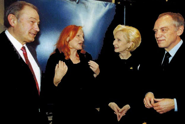 Eröffnete die Vernissage: Bayerns Innenminister Dr. Günther Beckstein (links), hier im Gespräch mit Valeska, Karin Stoiber und dem Hausherrn Hans-Peter Schmidt