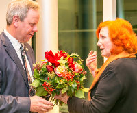 Blumen vom Gastgeber: Bau-Präsident Josef Geiger mit Valeska