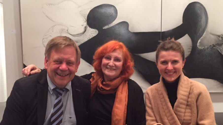 Lockere Stimmung bei der Vernissage: Direktor Karl Freller (Bayerische Gedenkstätten) mit Valeska und seiner Referentin Dr. Erika Tesar vor dem Ölgemälde „Die Schwimmer“
