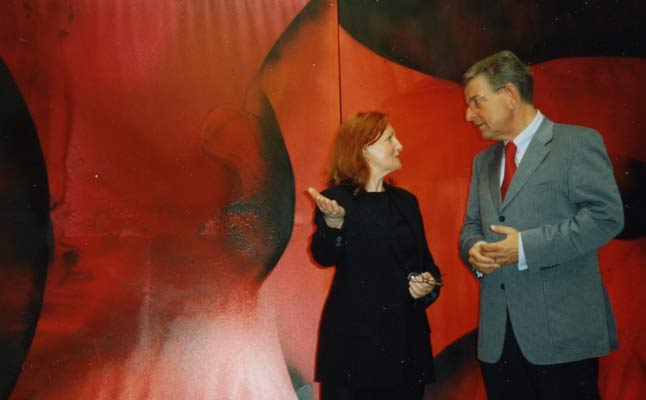 Eröffnete die Ausstellung: Staatsminister Dr. Thomas Goppel mit Malerin Valeska vor ihren beiden rot-schwarzen Bildern "Kosmos I und II" (jeweils 1.60 x 2.00 Meter groß)