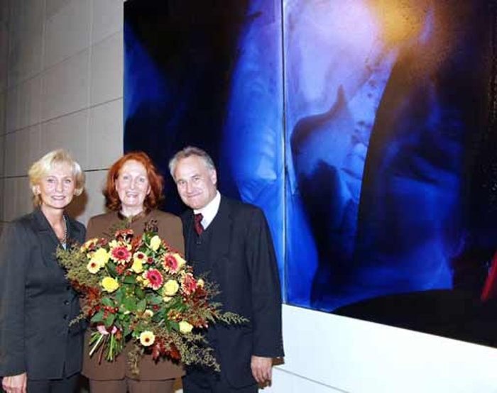Freute sich über ihre promineten Gäste: Valeska (Mitte) mit Karin Stoiber und Erwin Huber vor zwei blauen Bildern "Lichtblicke I und II" - je 1.60 x 2.00 Meter - im Foyer der Münchener Hypothekenbank.