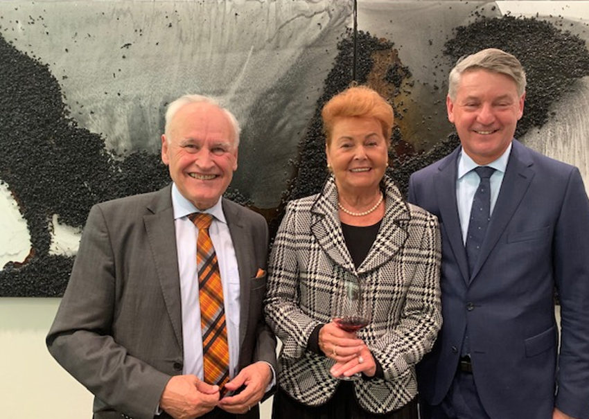 Ex-Wiesnchefin Dr. Gabriele Weishäupl mit dem ehemaligen CSU-Vorsitzenden Erwin Huber (hatte schon zwei Ausstellungen von Valeska eröffnet) und Gastgeber Thomas Schmid, Hauptgeschäftsfühtrer des Bayerischen Bauindustrieverbandes Ex-Wiesnchefin Dr. Gabriele Weishäupl mit dem ehemaligen CSU-Vorsitzenden Erwin Huber (hatte schon zwei Ausstellungen von Valeska eröffnet) und Gastgeber Thomas Schmid, Hauptgeschäftsfühtrer des Bayerischen Bauindustrieverbandes