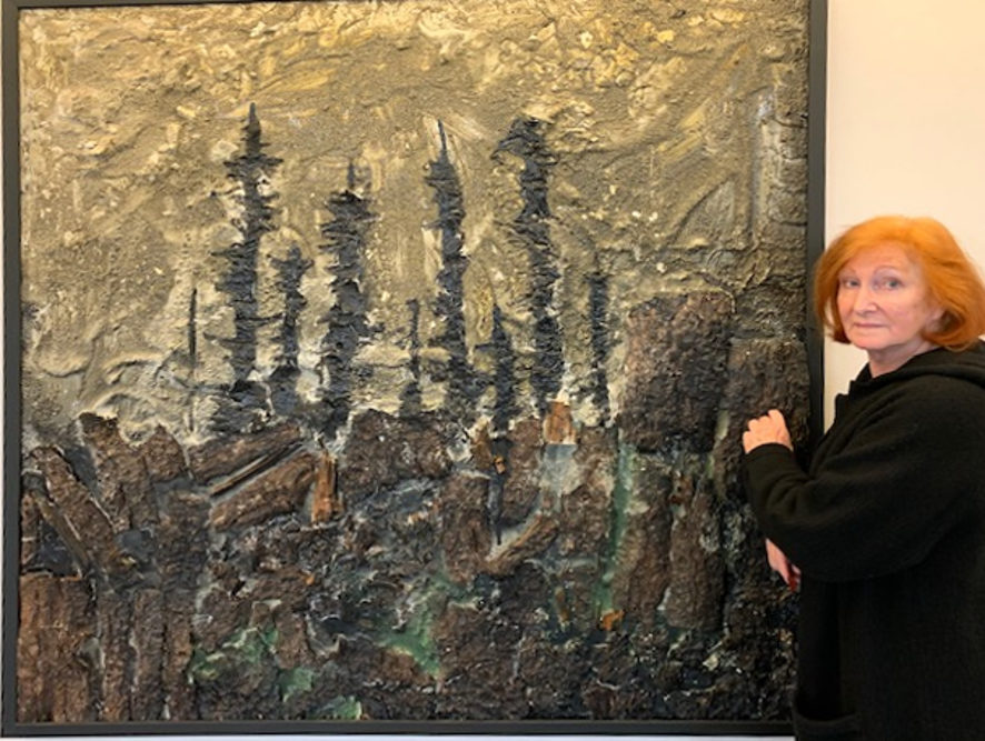 Malerin Valeska zeigt das Bild Waldsterben, öl, Gips und Holzrinde auf Leinwand, 1,60 x 160 Meter Malerin Valeska zeigt das Bild Waldsterben, öl, Gips und Holzrinde auf Leinwand, 1,60 x 160 Meter